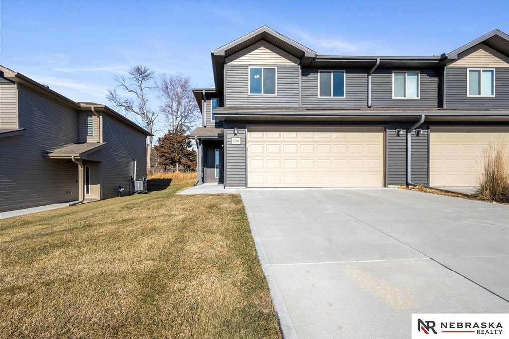 17046 Hawthorne Av, Omaha, NE 68152