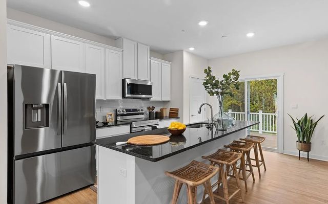 1802 Canterbury Dr 214E, Imperial, PA 15126