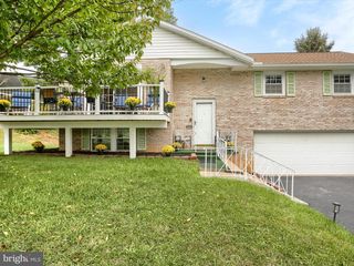 5030 LILAC LN, Harrisburg, PA 17111