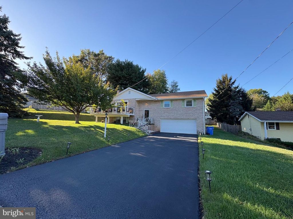 5030 LILAC LN, Harrisburg, PA 17111