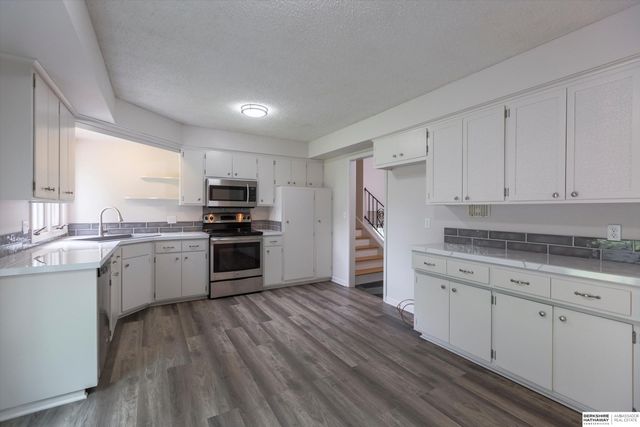 8023 Raven Oaks Drive, Omaha, NE 68152