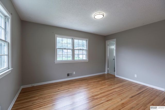 8023 Raven Oaks Drive, Omaha, NE 68152