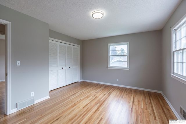 8023 Raven Oaks Drive, Omaha, NE 68152