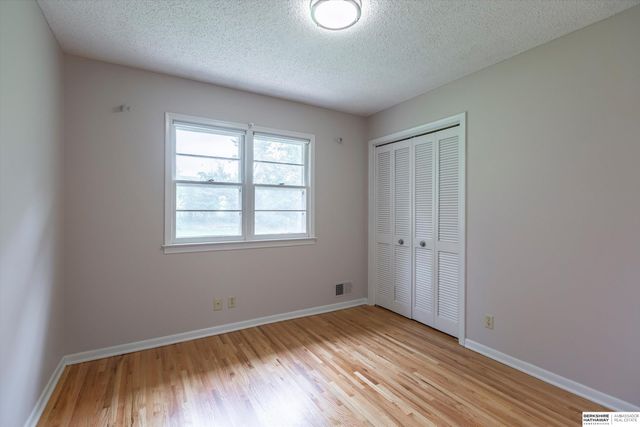 8023 Raven Oaks Drive, Omaha, NE 68152