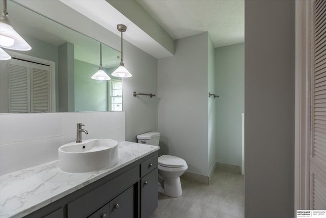 8023 Raven Oaks Drive, Omaha, NE 68152