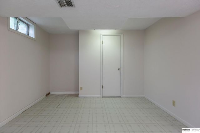 8023 Raven Oaks Drive, Omaha, NE 68152