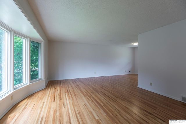 8023 Raven Oaks Drive, Omaha, NE 68152