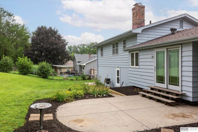 8023 Raven Oaks Drive, Omaha, NE 68152