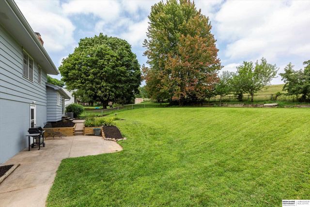 8023 Raven Oaks Drive, Omaha, NE 68152