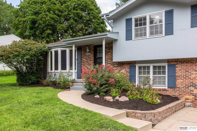 8023 Raven Oaks Drive, Omaha, NE 68152