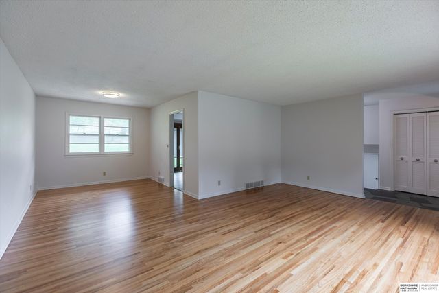 8023 Raven Oaks Drive, Omaha, NE 68152