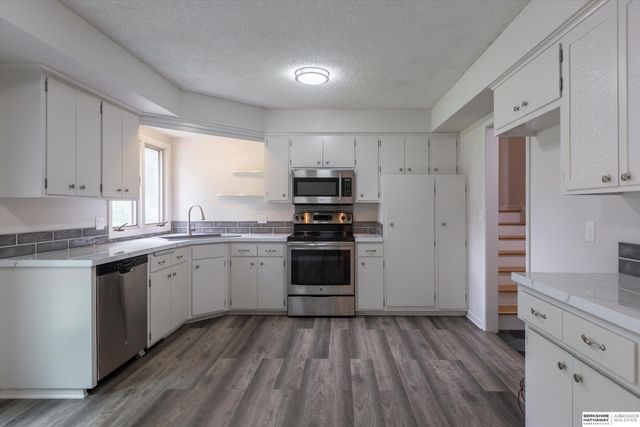 8023 Raven Oaks Drive, Omaha, NE 68152