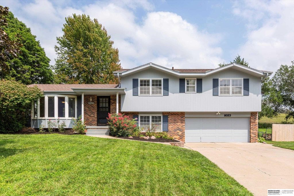 8023 Raven Oaks Drive, Omaha, NE 68152