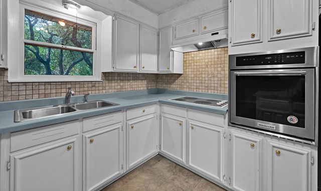 9108 Red Oak Drive, Woodway, TX 76712