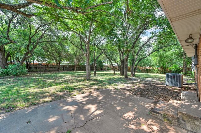 9108 Red Oak Drive, Woodway, TX 76712