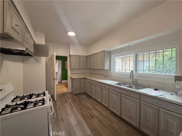 244 W 49th Street, Los Angeles, CA 90037