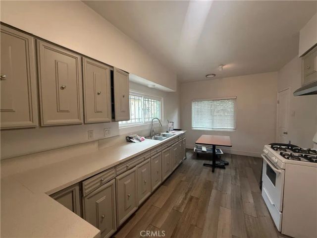 244 W 49th Street, Los Angeles, CA 90037