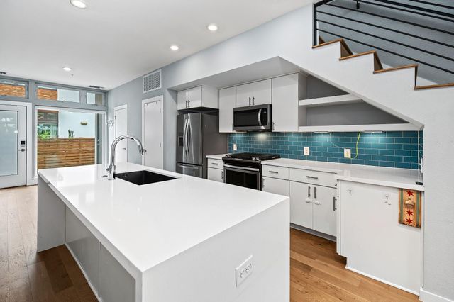 2002 E 7th ST 204, Austin, TX 78702
