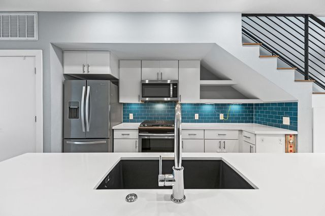 2002 E 7th ST 204, Austin, TX 78702