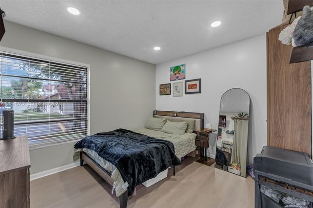 525 NW 100th Ct 525, Miami, FL 33172