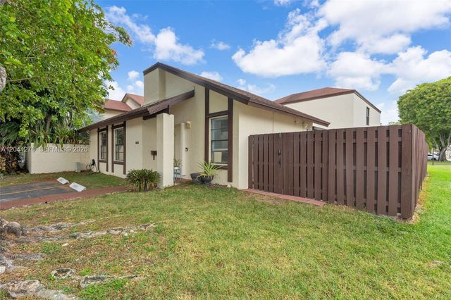 525 NW 100th Ct 525, Miami, FL 33172