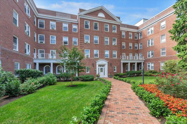 90 Knightsbridge Road 1N, Great Neck, NY 11021