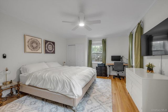 90 Knightsbridge Road 1N, Great Neck, NY 11021