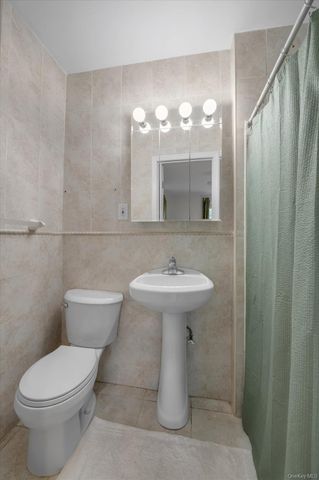 90 Knightsbridge Road 1N, Great Neck, NY 11021