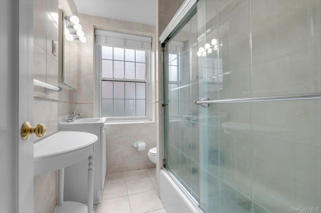 90 Knightsbridge Road 1N, Great Neck, NY 11021