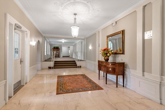 90 Knightsbridge Road 1N, Great Neck, NY 11021