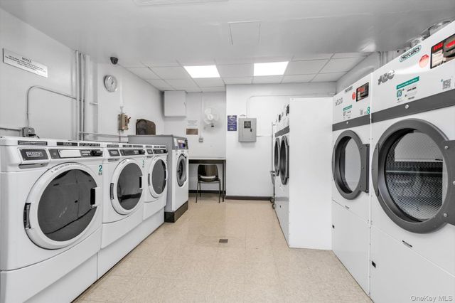 90 Knightsbridge Road 1N, Great Neck, NY 11021