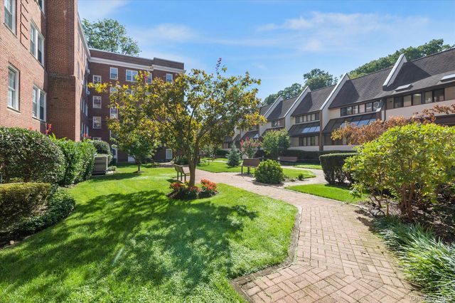 90 Knightsbridge Road 1N, Great Neck, NY 11021