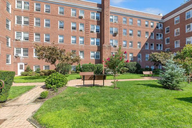 90 Knightsbridge Road 1N, Great Neck, NY 11021