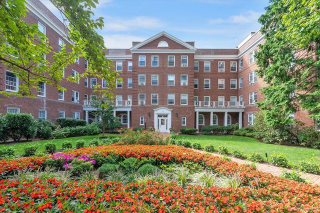 90 Knightsbridge Road 1N, Great Neck, NY 11021