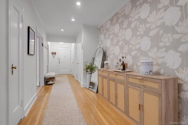 90 Knightsbridge Road 1N, Great Neck, NY 11021