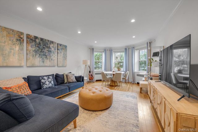 90 Knightsbridge Road 1N, Great Neck, NY 11021