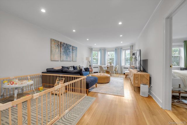 90 Knightsbridge Road 1N, Great Neck, NY 11021