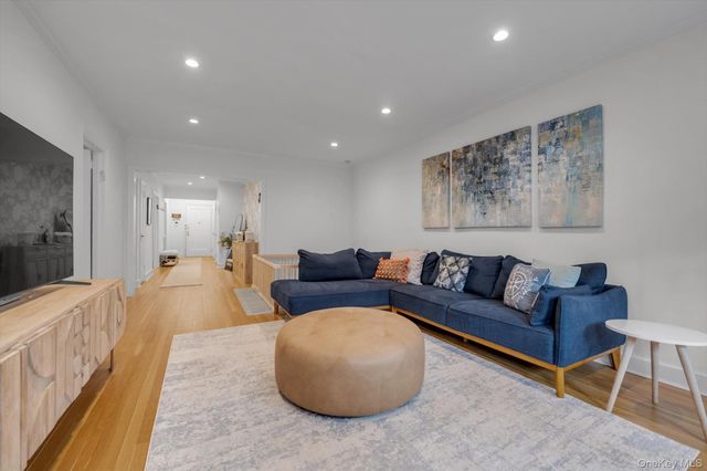 90 Knightsbridge Road 1N, Great Neck, NY 11021