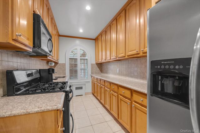 90 Knightsbridge Road 1N, Great Neck, NY 11021