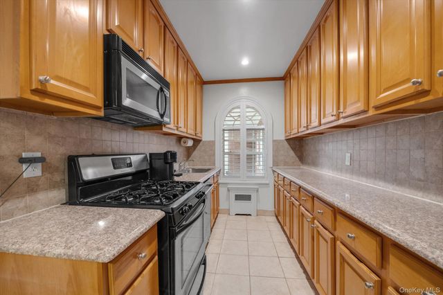 90 Knightsbridge Road 1N, Great Neck, NY 11021