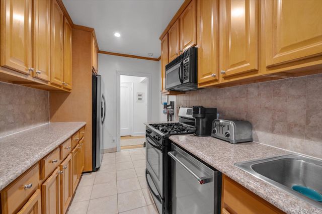 90 Knightsbridge Road 1N, Great Neck, NY 11021