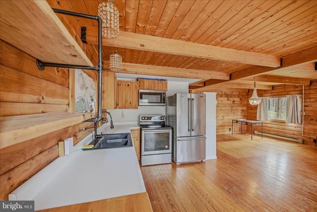 264 CLEAR SPRING LN, Berkeley Springs, WV 25411