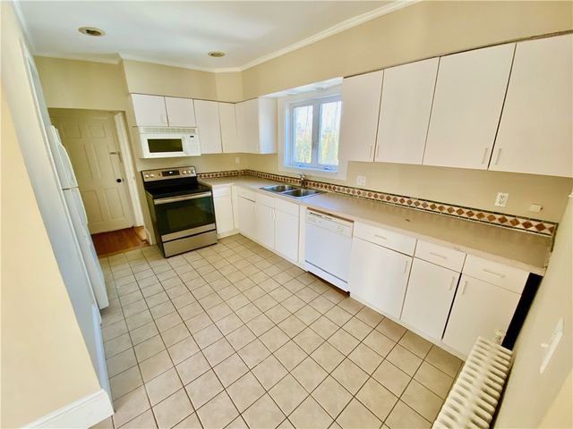 67 Roseneath Avenue 2, Newport, RI 02840