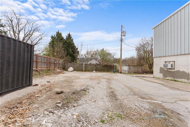 705 E 23rd Street S, Independence, MO 64055
