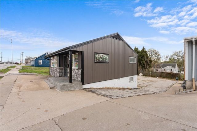 705 E 23rd Street S, Independence, MO 64055