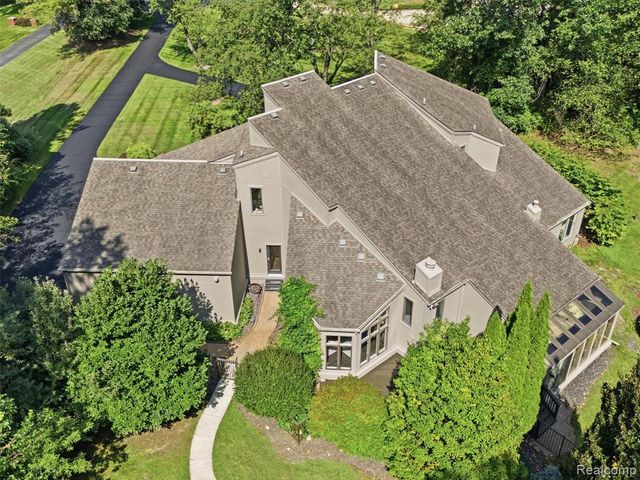 1250 Sunniwood Place, Rochester, MI 48306