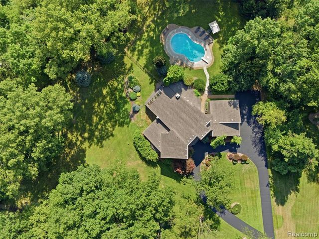 1250 Sunniwood Place, Rochester, MI 48306