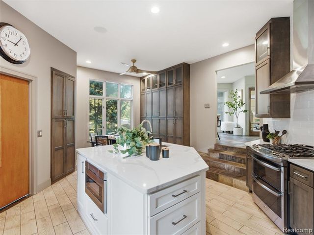 1250 Sunniwood Place, Rochester, MI 48306