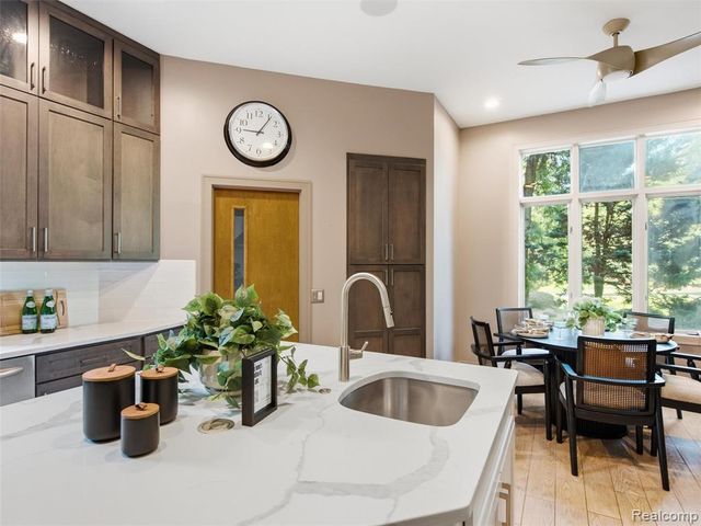 1250 Sunniwood Place, Rochester, MI 48306