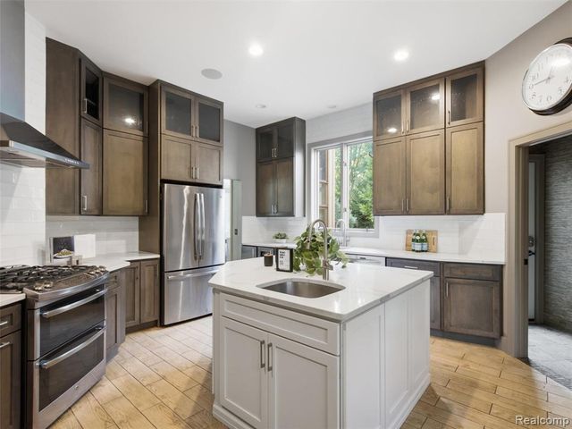 1250 Sunniwood Place, Rochester, MI 48306